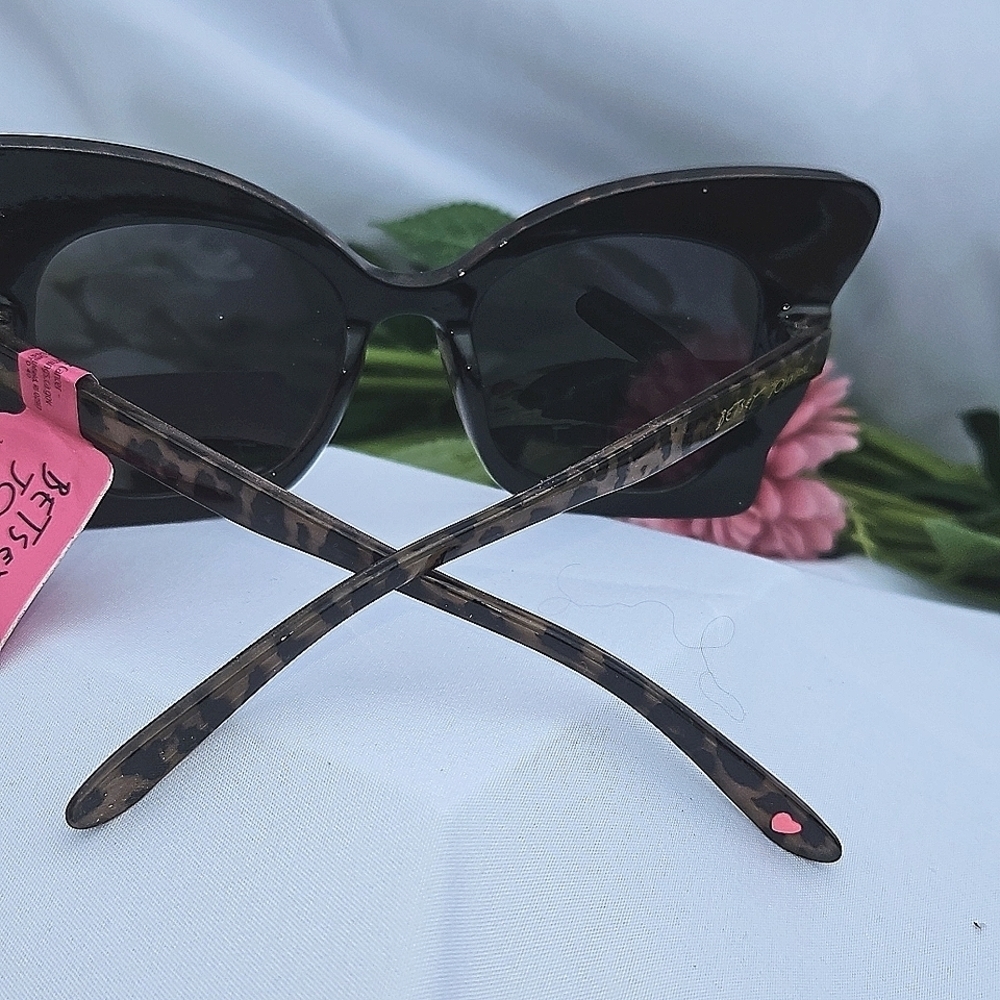 NWT BETSEY JOHNSON BUTTERFLY SHAPE SUNGLASSES - Picture 3 of 3